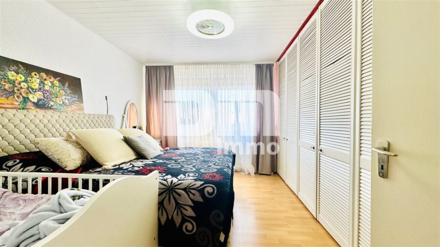 Modernisierte Eigentumswohnung mit Balkon in gepflegtem Mehrfamilienhaus - Schlafzimmer